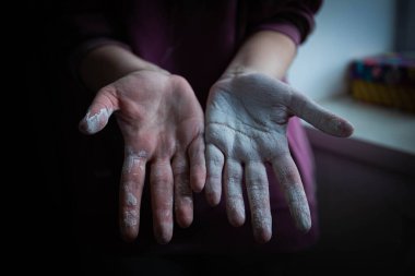 Elleriyle çalıştıktan sonra beyaz boyaya bulanmış güzel kadınların elleri. Ev tadilatı. Resim işe yarıyor. Elleri boyayla kaplı. dokuyu beyazlatıyor