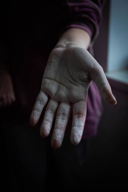 Elleriyle çalıştıktan sonra beyaz boyaya bulanmış güzel kadınların elleri. Ev tadilatı. Resim işe yarıyor. Elleri boyayla kaplı. dokuyu beyazlatıyor