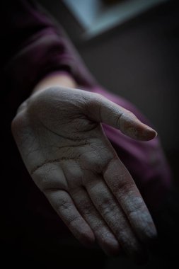 Elleriyle çalıştıktan sonra beyaz boyaya bulanmış güzel kadınların elleri. Ev tadilatı. Resim işe yarıyor. Elleri boyayla kaplı. dokuyu beyazlatıyor