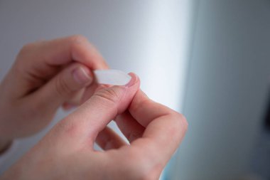 Tırnak bakımı. Kız tırnak törpüsüyle tırnaklarını biliyor. Kırık bir tırnak. Manikür manikürle ilgilenen kız tırnak törpüsü kırık tırnak