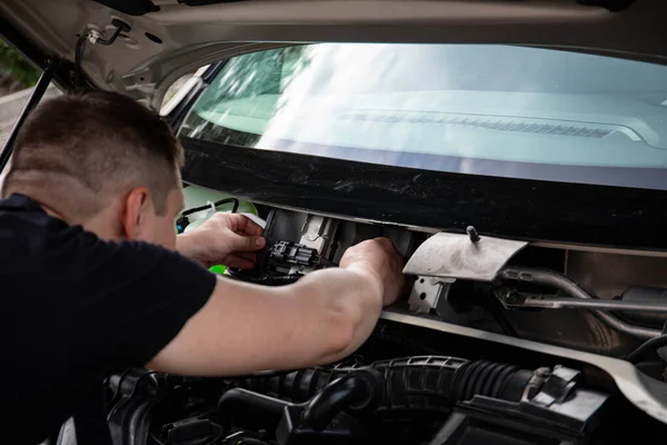 Man Reparerar Bil Man Blå Specialkläder För Att Reparera Bilen — Stockfoto