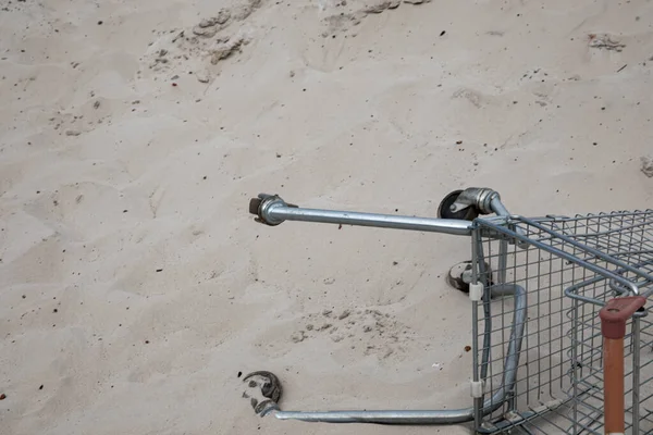 Carrinho Uma Loja Supermercados Está Deitado Meio Areia Branca Deserto — Fotografia de Stock