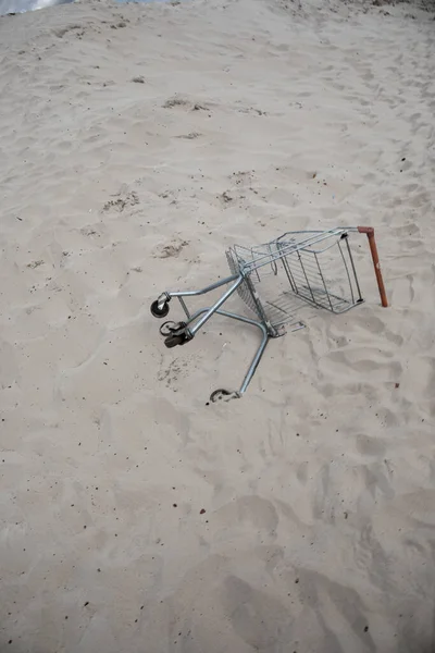 Carrinho Uma Loja Supermercados Está Deitado Meio Areia Branca Deserto — Fotografia de Stock