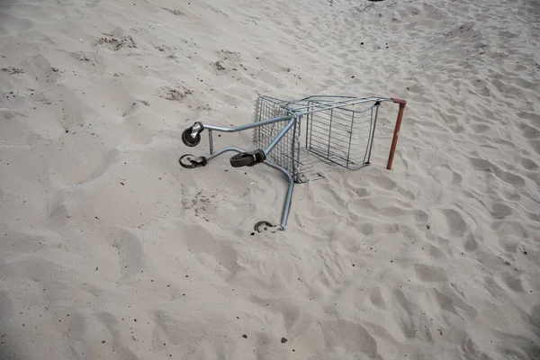Carrinho Uma Loja Supermercados Está Deitado Meio Areia Branca Deserto — Fotografia de Stock