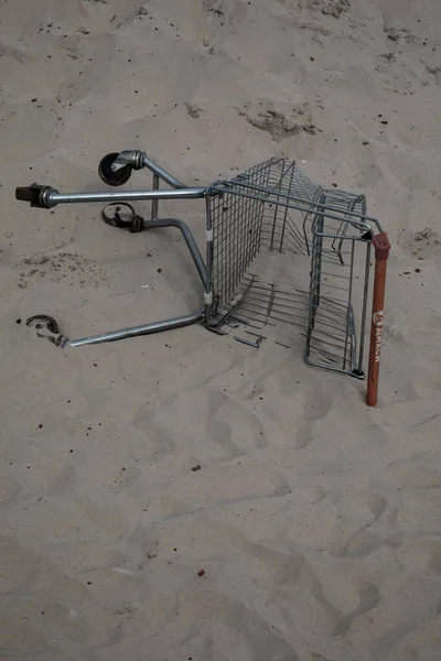 Cart Supermarket Store Lying Middle White Sand Desert Pollution Nature — Stock Photo, Image