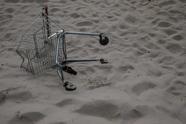 Carrinho Uma Loja Supermercados Está Deitado Meio Areia Branca Deserto — Fotografia de Stock