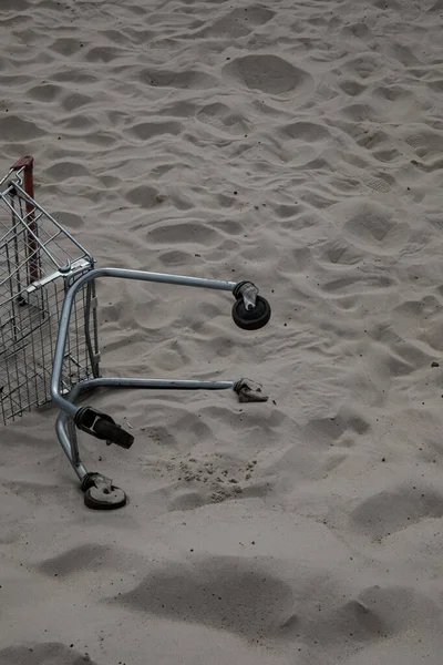 Carrinho Uma Loja Supermercados Está Deitado Meio Areia Branca Deserto — Fotografia de Stock