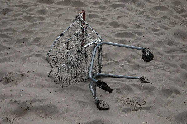 Carrinho Uma Loja Supermercados Está Deitado Meio Areia Branca Deserto — Fotografia de Stock