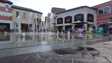 Çeşmelerden Moskova 'da 17.06.2021 çocuk geçiyor. Güzel çeşmeler çocuklar suda oynar. Çeşme açılır ve kapanır.