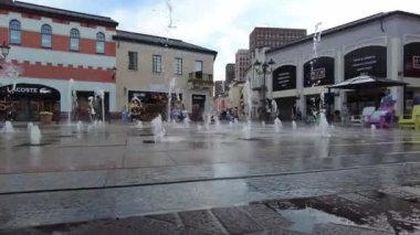 Çeşmelerden Moskova 'da 17.06.2021 çocuk geçiyor. Güzel çeşmeler çocuklar suda oynar. Çeşme açılır ve kapanır.