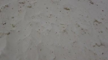 Rüzgardan ufalanan kum dağları. Beyaz ve kırmızı kum dağları. Kumlu nehir. Doğanın gücü. taş ocağı kuvars kumunun gelişimi