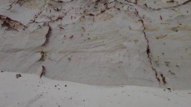 Rüzgardan ufalanan kum dağları. Beyaz ve kırmızı kum dağları. Kumlu nehir. Doğanın gücü. taş ocağı kuvars kumunun gelişimi