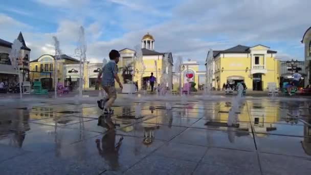 Çeşmelerden Moskova 2021 Çocuk Geçiyor Güzel Çeşmeler Çocuklar Suda Oynar — Stok video