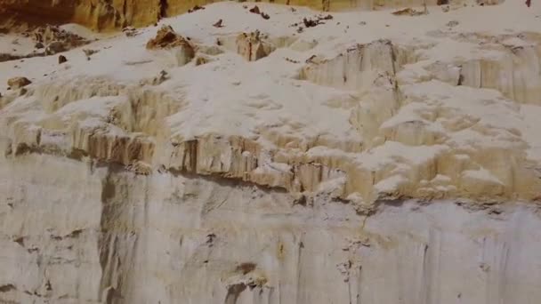 風で砕ける砂の山 白と赤の砂の山採石場 サンディ川だ 自然の力だ 採石場砂石英砂の開発 — ストック動画