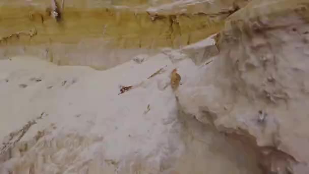 成群结队的沙子被风吹碎了 白色和红色的沙山采石场 沙地河 大自然的力量 采石场采石场石英砂开发 — 图库视频影像