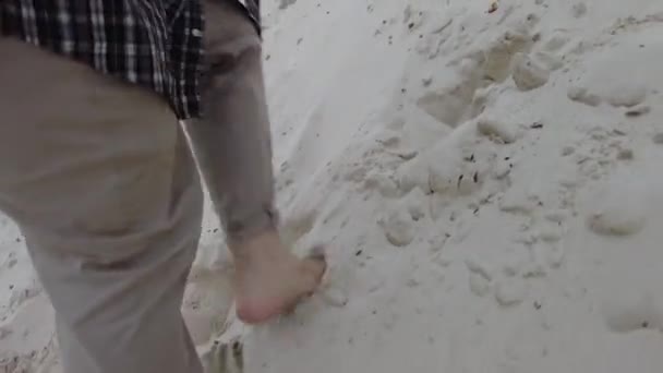 一个人在沙漠中散步 一个疲惫地走在沙滩上的人的脚一个难民一个移民一个迷失在沙滩上的人一个穿白裤的人 — 图库视频影像