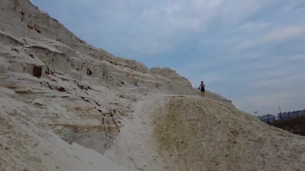 Montanhas Areia Que Desmoronam Vento Pedreira Montanhas Areia Branca Vermelha — Vídeo de Stock