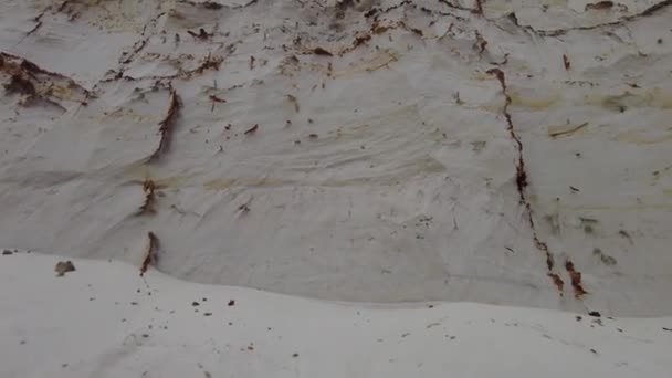 Homokhegyek Morzsolódnak Széltől Fehér Vörös Homokos Hegyi Kőfejtő Homokos Folyó — Stock videók