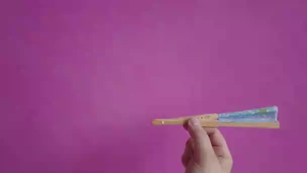 Eine Hand Öffnet Einen Ventilator Auf Rosa Hintergrund — Stockvideo