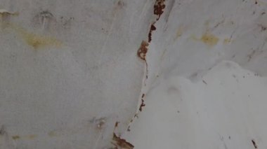 Bir adam çölde yürüyor. Kumların üzerinde bitkin bir şekilde yürüyen bir adamın ayakları. Bir mülteci. Kumlarda kaybolmuş bir göçmen.