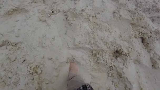 一个人在沙漠中散步 一个疲惫地走在沙滩上的人的脚一个难民一个移民一个迷失在沙滩上的人一个穿白裤的人 — 图库视频影像