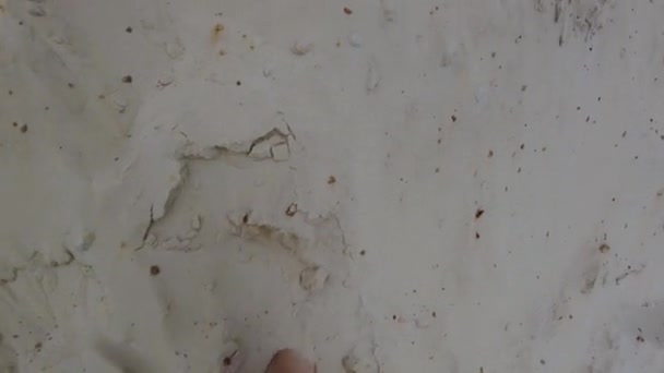 Muž Kráčí Poušti Nohy Muže Který Unaveně Kráčí Písku Uprchlíka — Stock video
