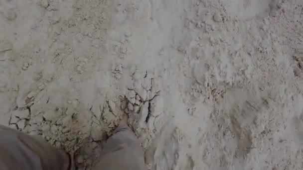 Один Человек Ходит Пустыне Ноги Человека Который Устало Ходит Пескам — стоковое видео