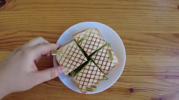 Sanduíche Com Frango Ervas Fritas Lixo Massa Partir Qual Folhas — Vídeo de Stock