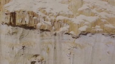 Rüzgardan ufalanan kum dağları. Beyaz ve kırmızı kum dağları. Kumlu nehir. Doğanın gücü. taş ocağı kuvars kumunun gelişimi