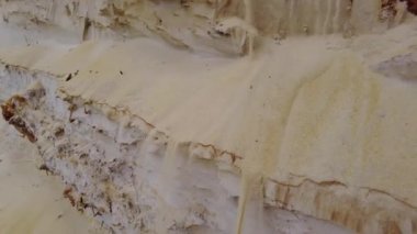 Rüzgardan ufalanan kum dağları. Beyaz ve kırmızı kum dağları. Kumlu nehir. Doğanın gücü. taş ocağı kuvars kumunun gelişimi