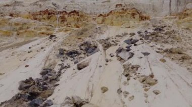 Rüzgardan ufalanan kum dağları. Beyaz ve kırmızı kum dağları. Kumlu nehir. Doğanın gücü. taş ocağı kuvars kumunun gelişimi