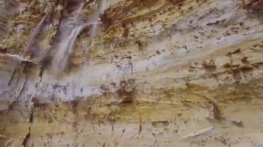 Rüzgardan ufalanan kum dağları. Beyaz ve kırmızı kum dağları. Kumlu nehir. Doğanın gücü. taş ocağı kuvars kumunun gelişimi