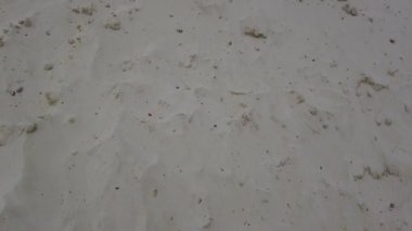 Rüzgardan ufalanan kum dağları. Beyaz ve kırmızı kum dağları. Kumlu nehir. Doğanın gücü. taş ocağı kuvars kumunun gelişimi