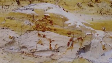 Rüzgardan ufalanan kum dağları. Beyaz ve kırmızı kum dağları. Kumlu nehir. Doğanın gücü. taş ocağı kuvars kumunun gelişimi