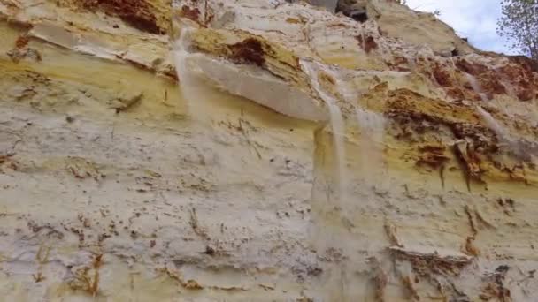 風で砕ける砂の山 白と赤の砂の山採石場 サンディ川だ 自然の力だ 採石場砂石英砂の開発 — ストック動画