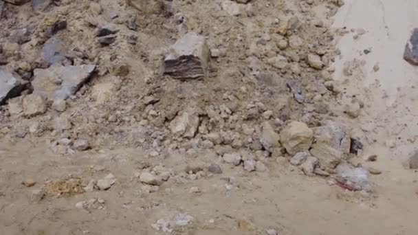 Berge Von Sand Die Vom Wind Zerbröseln Steinbruch Mit Weißem — Stockvideo