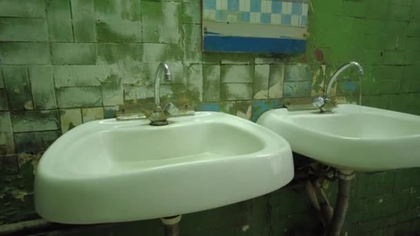 Agua Gotea Del Grifo Lavabo Una Habitación Con Azulejos Que — Vídeo de stock