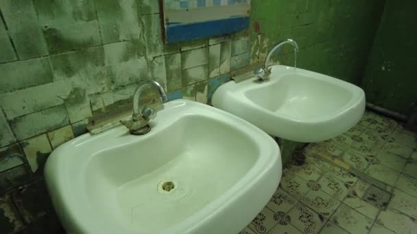 Agua Gotea Del Grifo Lavabo Una Habitación Con Azulejos Que — Vídeo de stock