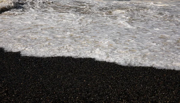 Deniz Dalgaları Fırtınada Evi Dövüyor Siyah Deniz Mavi Gökyüzü Dalgalı — Stok fotoğraf