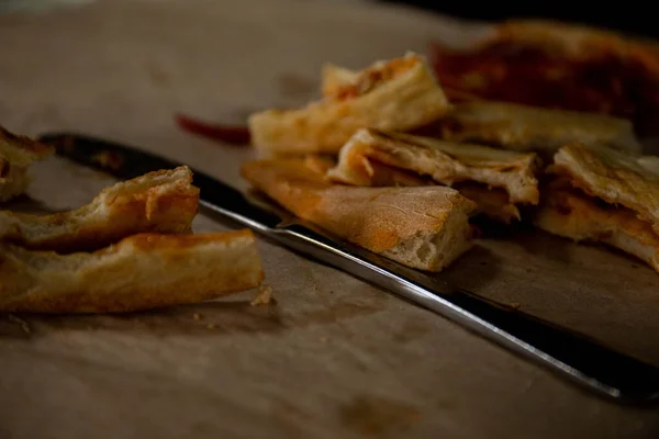 Fatias Pizza Picada Deitado Uma Bandeja Lado Uma Faca Garfo — Fotografia de Stock