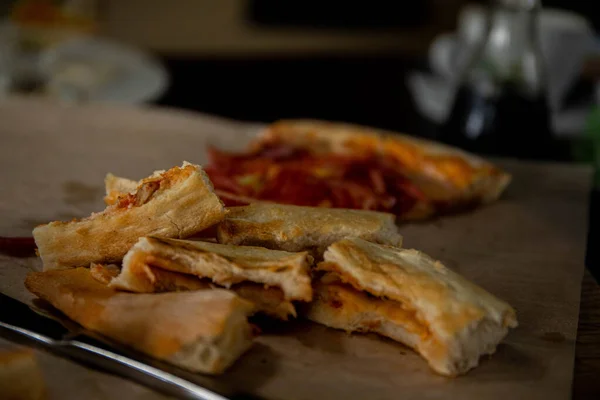 Fatias Pizza Picada Deitado Uma Bandeja Lado Uma Faca Garfo — Fotografia de Stock