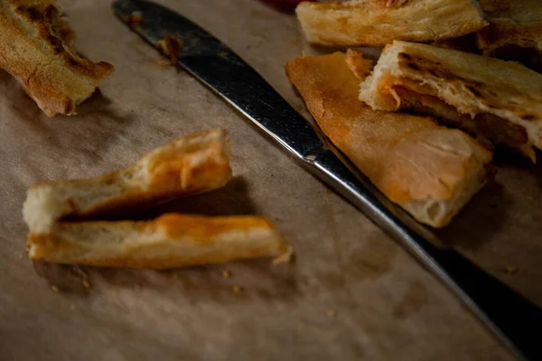 Fatias Pizza Picada Deitado Uma Bandeja Lado Uma Faca Garfo — Fotografia de Stock