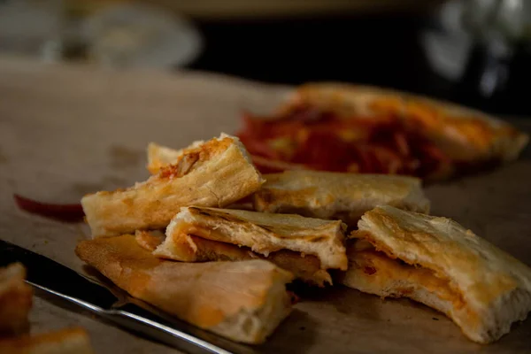 Fatias Pizza Picada Deitado Uma Bandeja Lado Uma Faca Garfo — Fotografia de Stock