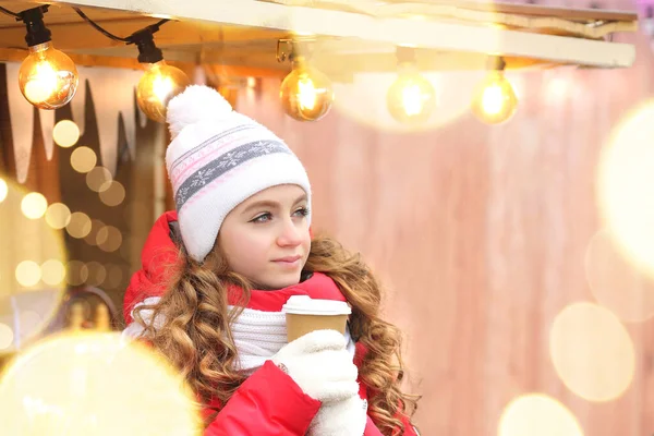 Menina Bonito Casaco Inverno Longo Vermelho Chapéu Branco Malha Luvas — Fotografia de Stock