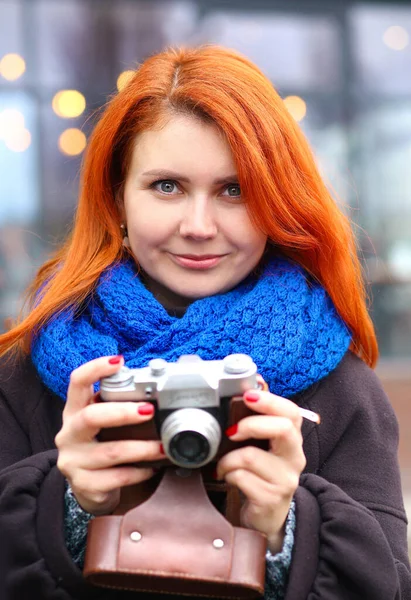 Young Beautiful Woman Looking Camera Red Hair Takes Pictures Sights — Stock Photo, Image