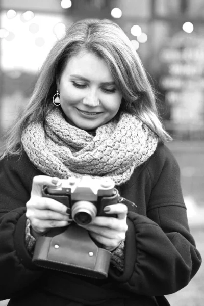 一个年轻迷人的女摄影师手持复古相机的黑白特写 照片散步 Hobby 摄影概念 城市景观背景 — 图库照片