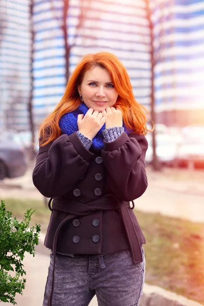 Close Portrait Smiling Young Beautiful Woman Red Hair Walks City — Zdjęcie stockowe