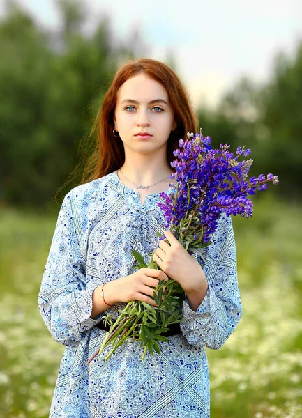 Portret Met Een Jong Meisje Met Een Boeket Lila Lupine — Stockfoto