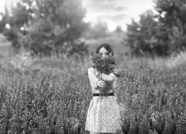 Czarno Biały Portret Dziewczyną Trzyma Duży Bukiet Fioletowych Łubinów Kwitnącym — Zdjęcie stockowe