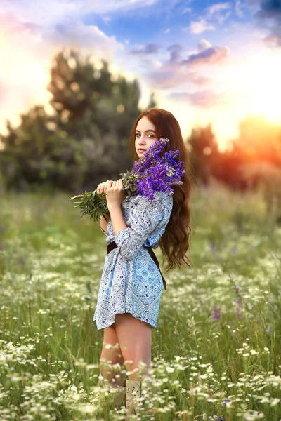 Krásná Mladá Zrzka Modrýma Očima Drží Rukou Kytici Divokých Květin — Stock fotografie